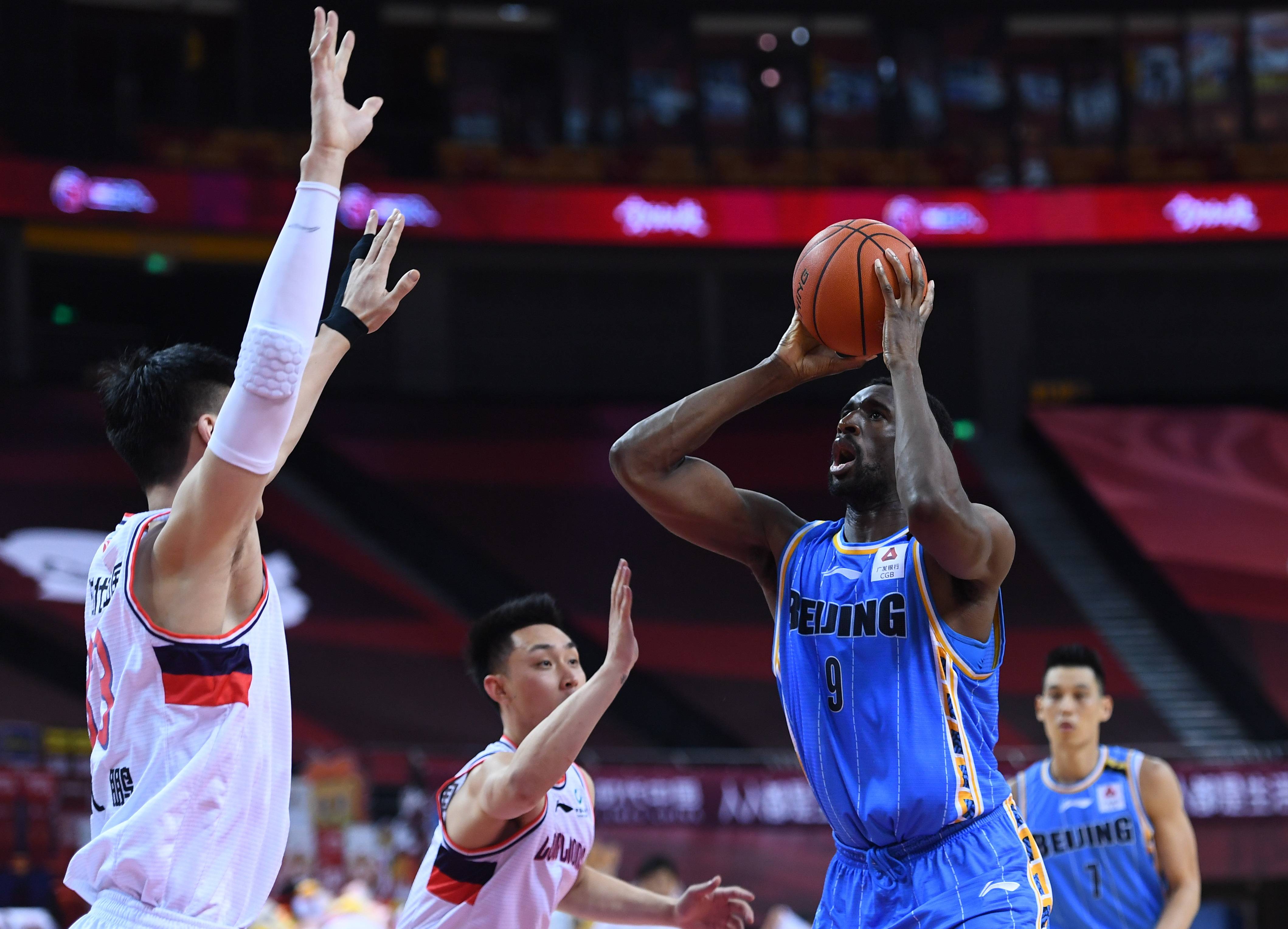 东海雪豹队鏖战剑门暴熊队，田径预选赛险胜，核心复出即建功。外援联手发威-ayx sports