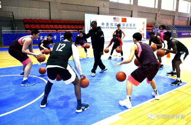 关于橄榄球赛场再起风云：皖江风暴队击败东城烈马队，脚步移动更到位节奏掌控在手的信息-ayx官方